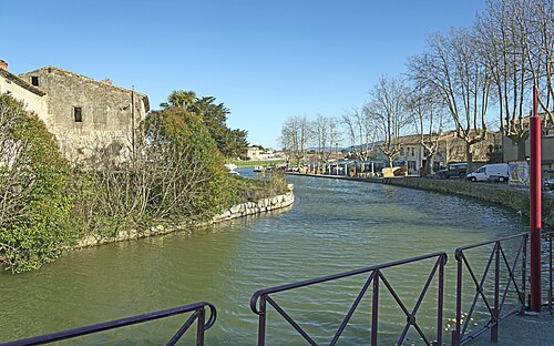 Une petite section plate de canal dans la campagne française