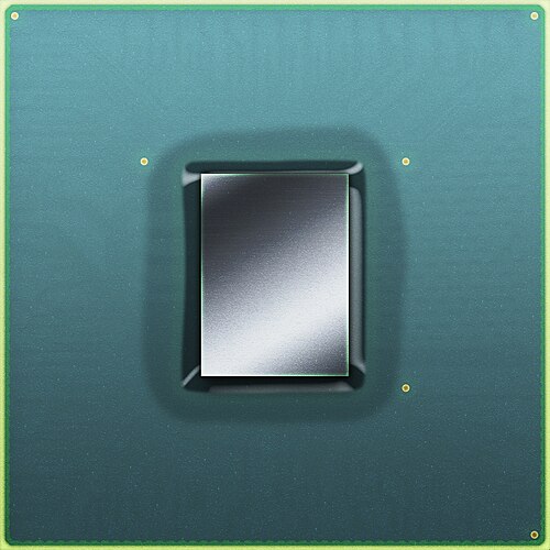 Le Cell/BE de 65 nm fourni avec les PlayStation 3 mises à jour. Son couvercle a été retiré pour montrer la taille de la puce de processeur située en dessous.