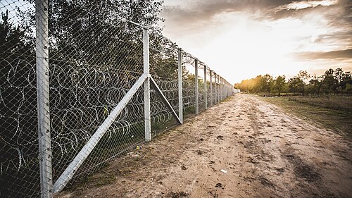 Clôture entre la Hongrie et la Serbie, vue de la Hongrie