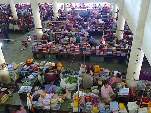 Marché, vu d'en haut, avec des textiles colorés