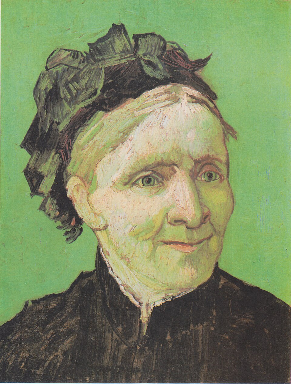 Gros plan d'un portrait d'une femme âgée et élégante, assise de profil gauche (à droite du spectateur). Elle arbore un sourire agréable, porte un haut sombre et un chapeau, sur un fond vert vif.