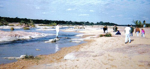 Sable arkosique dans le soulèvement de Llano, Texas, avec affleurements granitiques