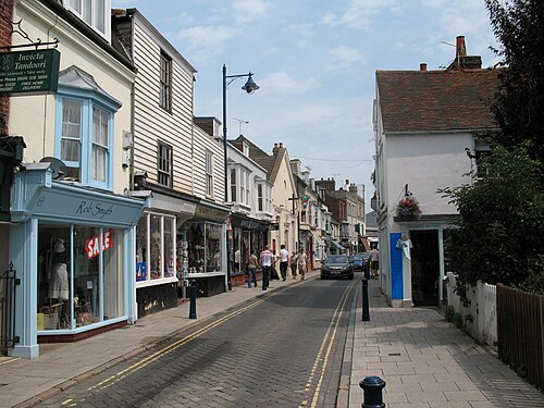Une route pavée étroite, bordée de boutiques