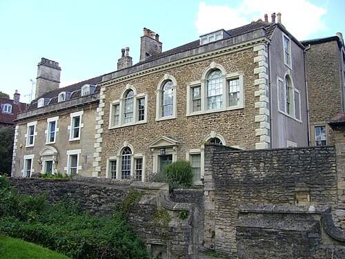 Maisons à deux étages derrière un mur