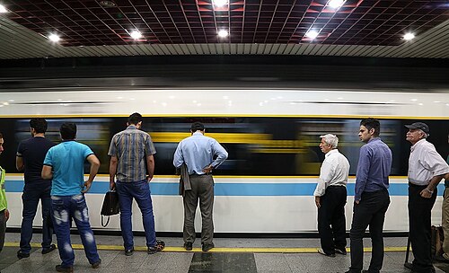 Les passagers attendent pour monter dans un train en 2018