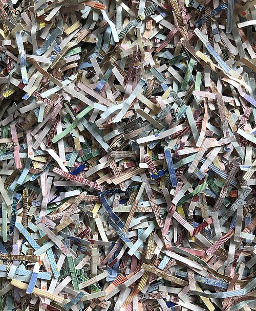 Des lambeaux de billets en euros (série ES2) d'une taille typique de 1,5 x 14 mm²