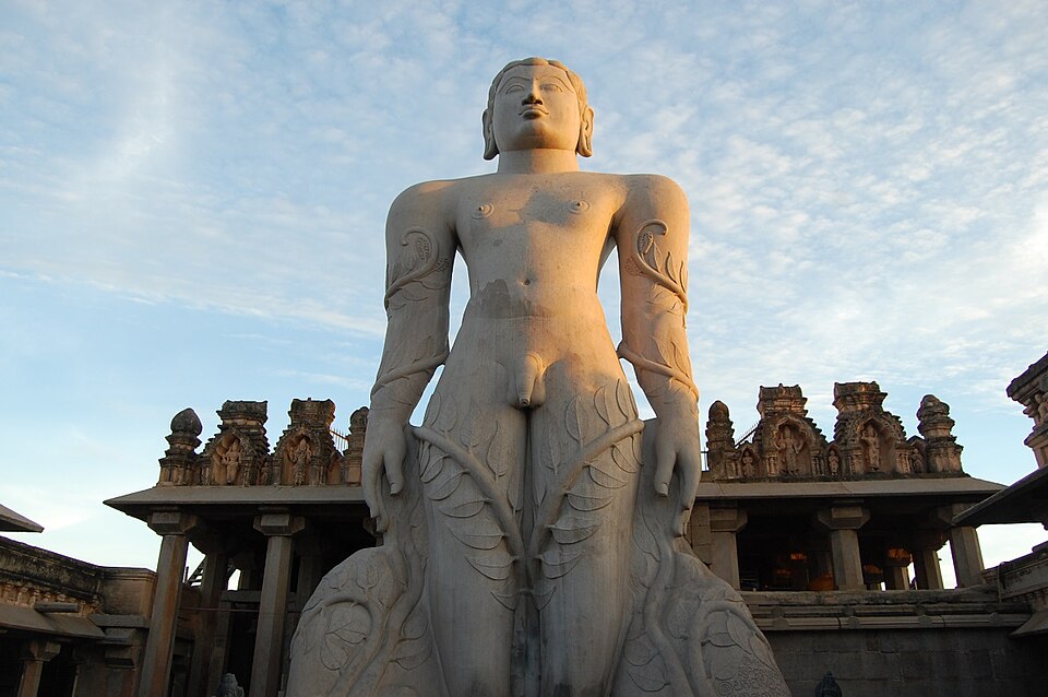 La statue de Gommateshwara, haute de 17 mètres (57 pieds), à Shravanabelagola