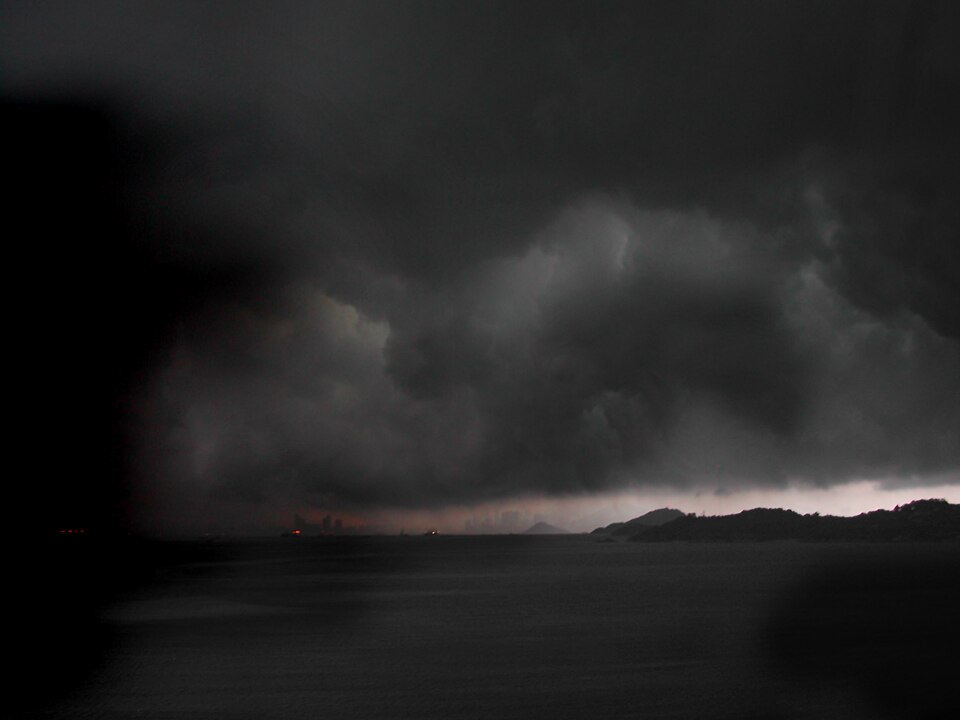 Une violente tempête a été provoquée par la tempête tropicale sévère Sanvu à Hong Kong.