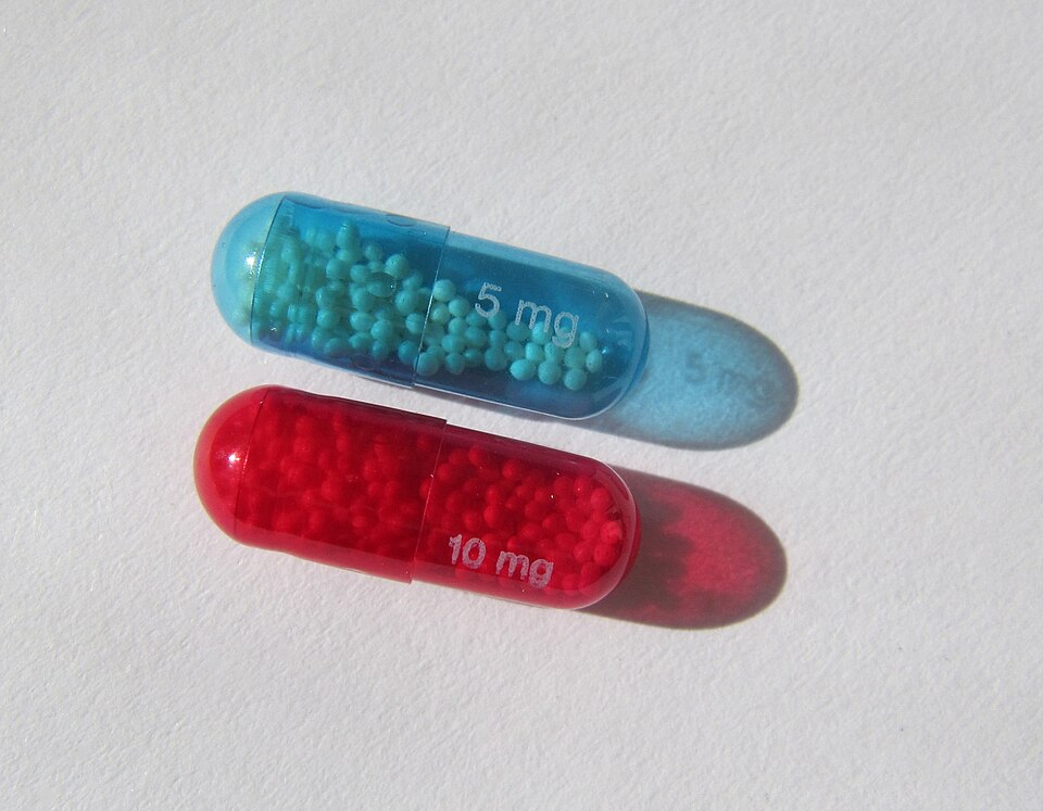 Deux gélules (5 mg et 10 mg) de sulfate de morphine à libération prolongée