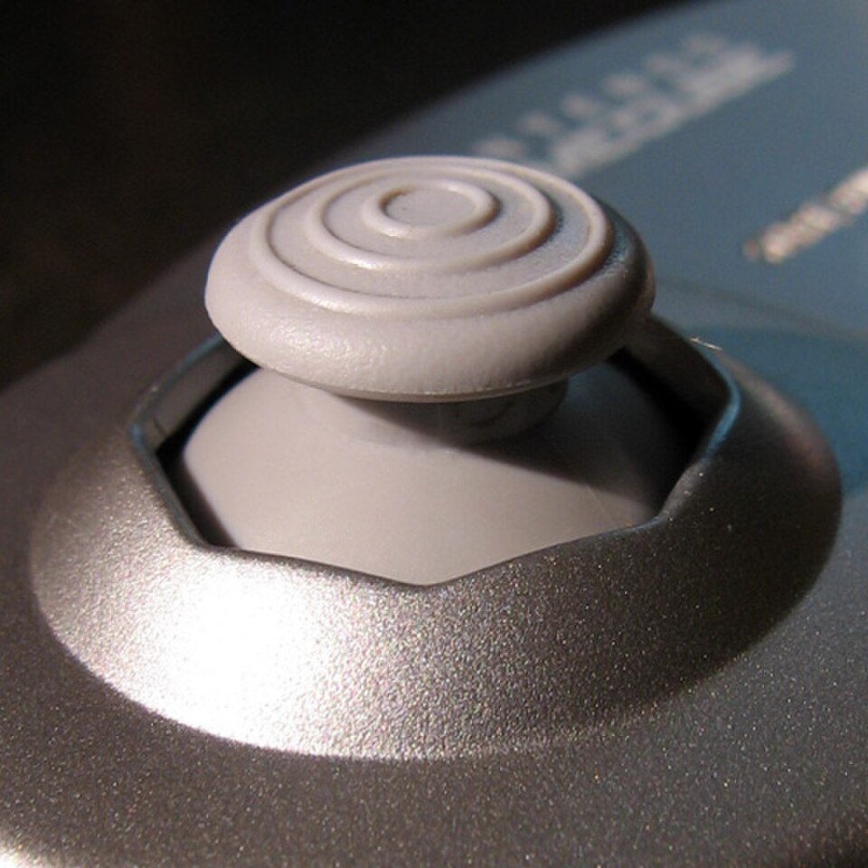 Le mouvement du ou des joysticks analogiques de la manette Nintendo 64, de la manette GameCube, du Nunchuk Wii et de la manette classique est limité par un cadre octogonal, permettant à l'utilisateur de viser dans les directions cardinales tout en conservant une liberté de mouvement circulaire.