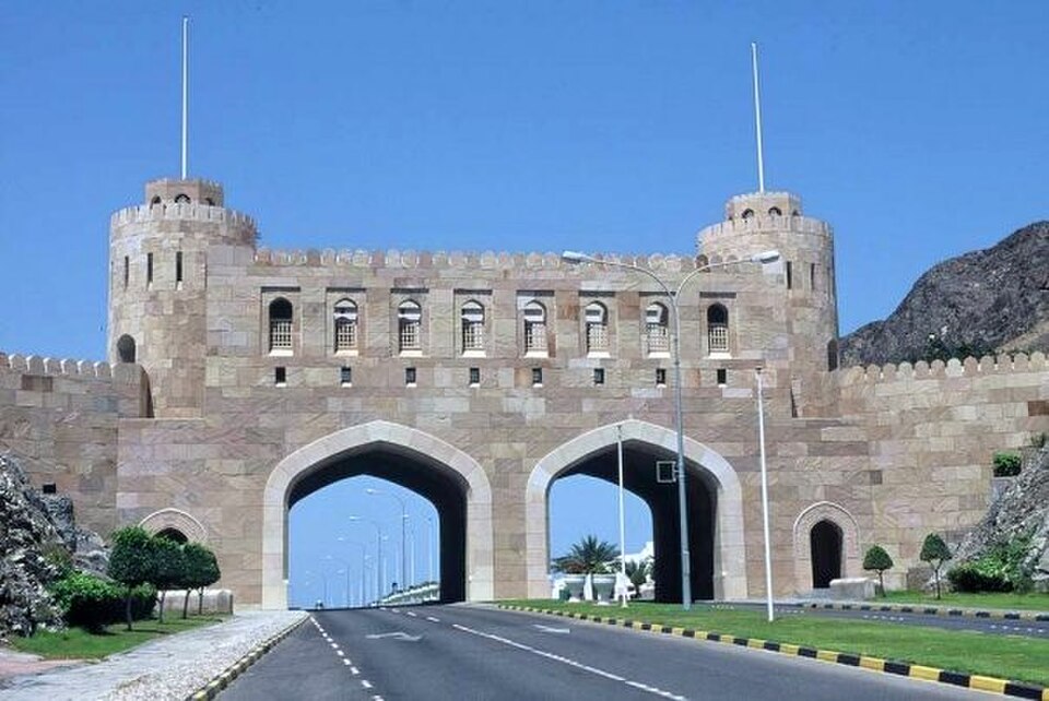 Des portes ornent les voies d'accès à Mascate, Oman