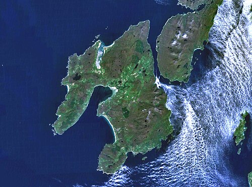 Image satellite d'Islay (à gauche) et de la partie sud de Jura (en haut à droite)
