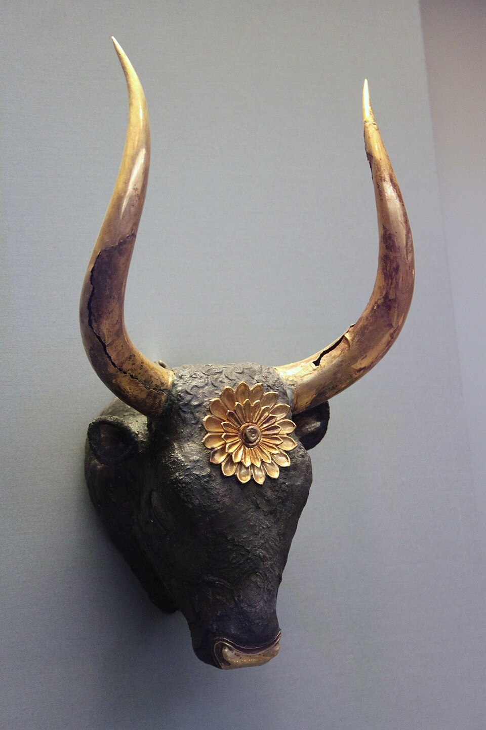 Mycènes, 1600-1500 av. J.-C. Rhyton en argent orné de cornes et d'une rosette en or sur le front.