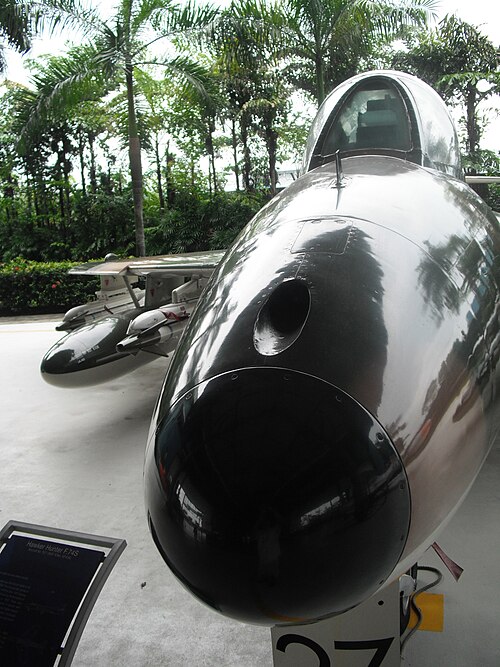 L'orifice de la caméra de tir G-10 (trou circulaire au-dessus du nez) d'un Hawker Hunter