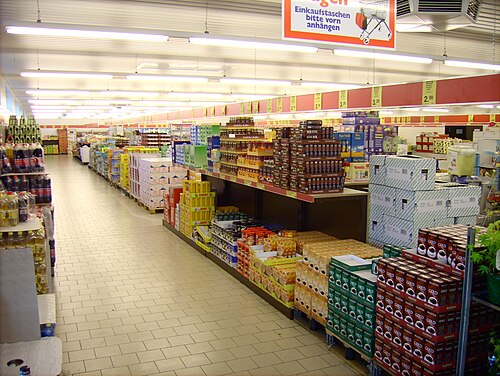 L'intérieur d'un Aldi Nord à Dortmund, en Allemagne. Tous les magasins Aldi présentent leurs produits dans leurs cartons d'expédition d'origine.