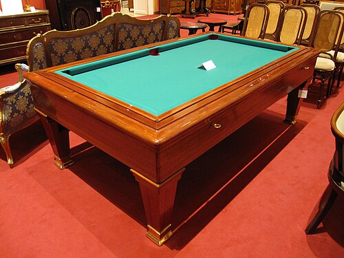Table de billard dont le plateau peut être retourné pour être utilisé comme table ordinaire ; produite par Heinrich Seifert &amp; Söhne vers 1910