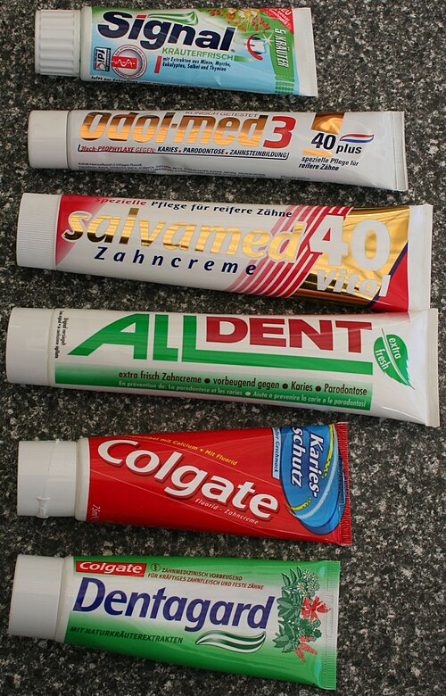 Une photo de 6 tubes de dentifrice où chaque tube est une marque unique