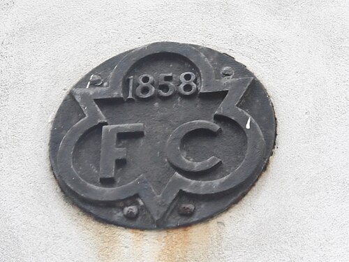 Panneau de bouche d'incendie à Cork, en Irlande, daté de 1858. Les lettres « FC » indiquent l'ancien nom d'une bouche d'incendie : firecock.