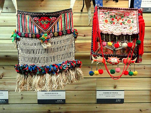 Sacs exposés au Musée des nationalités du Yunnan, Kunming, Yunnan, Chine