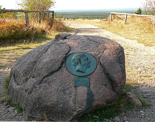 Mémorial de Gauss sur le Wilseder Berg, point culminant de la lande de Lunebourg