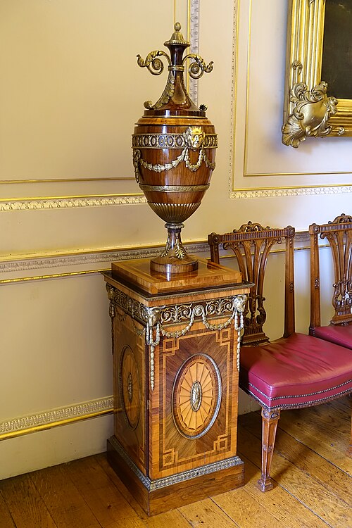Piédestal et urne (une d'une paire), milieu des années 1700, à utiliser comme chauffe-plat – Salle à manger d'État – Harewood House