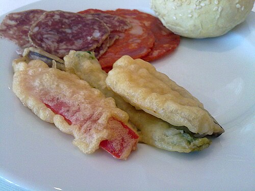 Morceaux de poivron dans une pâte fine et pétillante