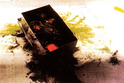 pyrophoricité du plutonium (combustion spontanée au contact de l'air, provoquant une lueur semblable à celle d'une braise).