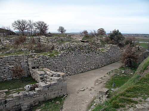 Porte Est de Troie VI et maisons de Troie VI sur la terrasse immédiatement au-dessus.
