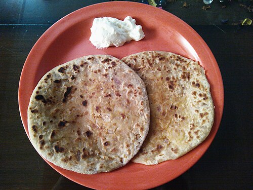 Aloo paratha punjabi servi avec du beurre, originaire d'Inde