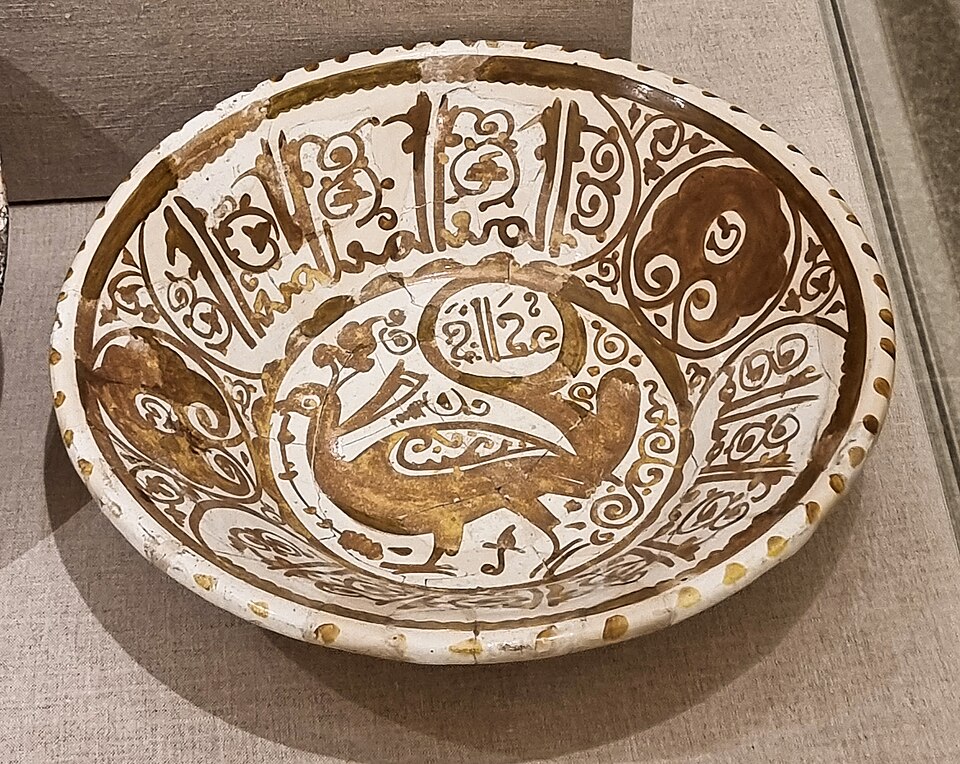 Vase en céramique fatimide orné d'inscriptions coufiques