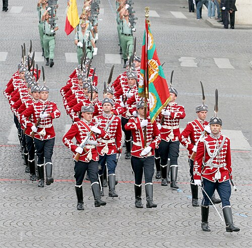 L'uniforme écarlate de l'unité de la Garde nationale de Bulgarie