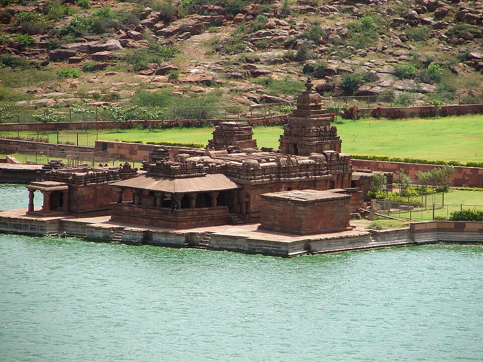 Le groupe de temples de Bhutanatha fait face au bassin d'Agasythya.