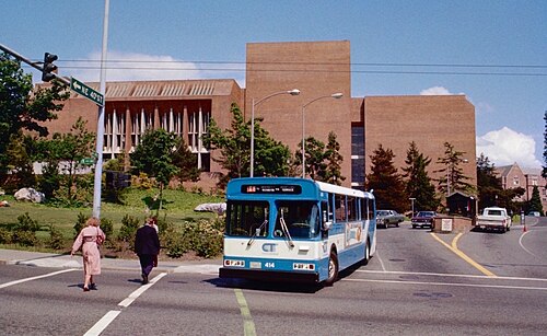 Un bus de Community Transit tourne au coin d'une rue pour quitter le campus de l'Université de Washington