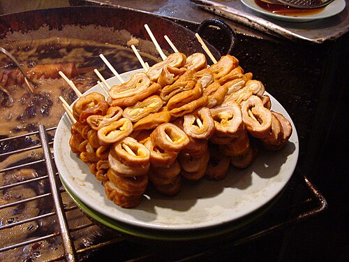 Brochettes avec rondelles d'intestin de porc