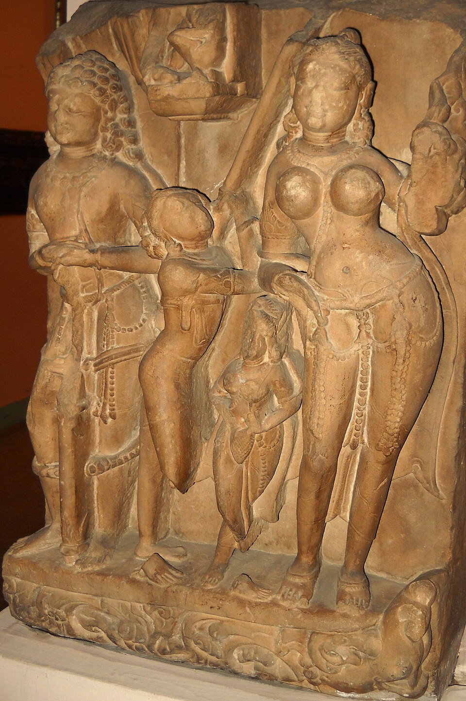 La déesse Ganga (à droite) en posture tribhanga avec sa suite. Pratihara, Xe siècle, conservé au Musée national de New Delhi.