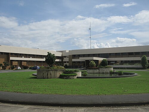 Immeuble de bureaux moderne et paysager