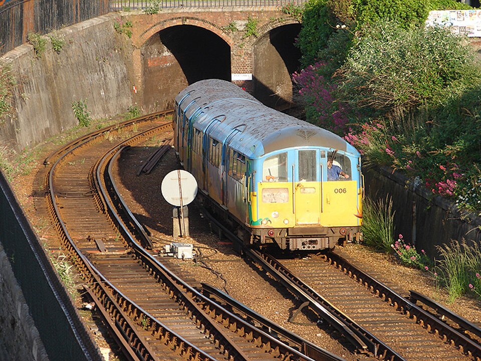 Dinosaure en livrée 483006 au travail avec Island Line en juin 2008.