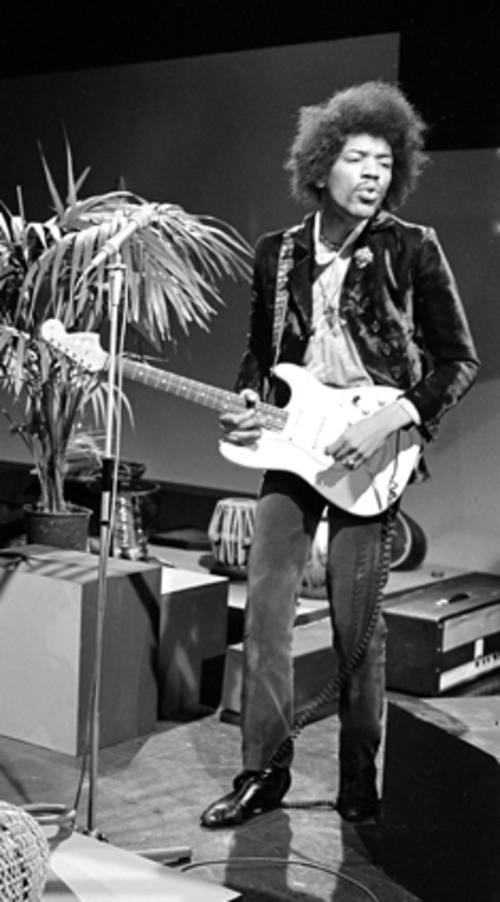 Photographie de 1967 d'une Stratocaster (jouée par Jimi Hendrix) avec une grande tête « CBS »