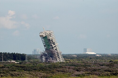 Le MSS du complexe de lancement spatial 36A tombe au sol après que des supports critiques ont été détruits dans une explosion contrôlée.