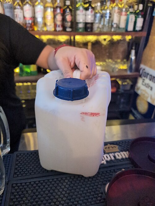 Pulque dans un pot en plastique dans une cantine à Guadalajara, au Mexique.