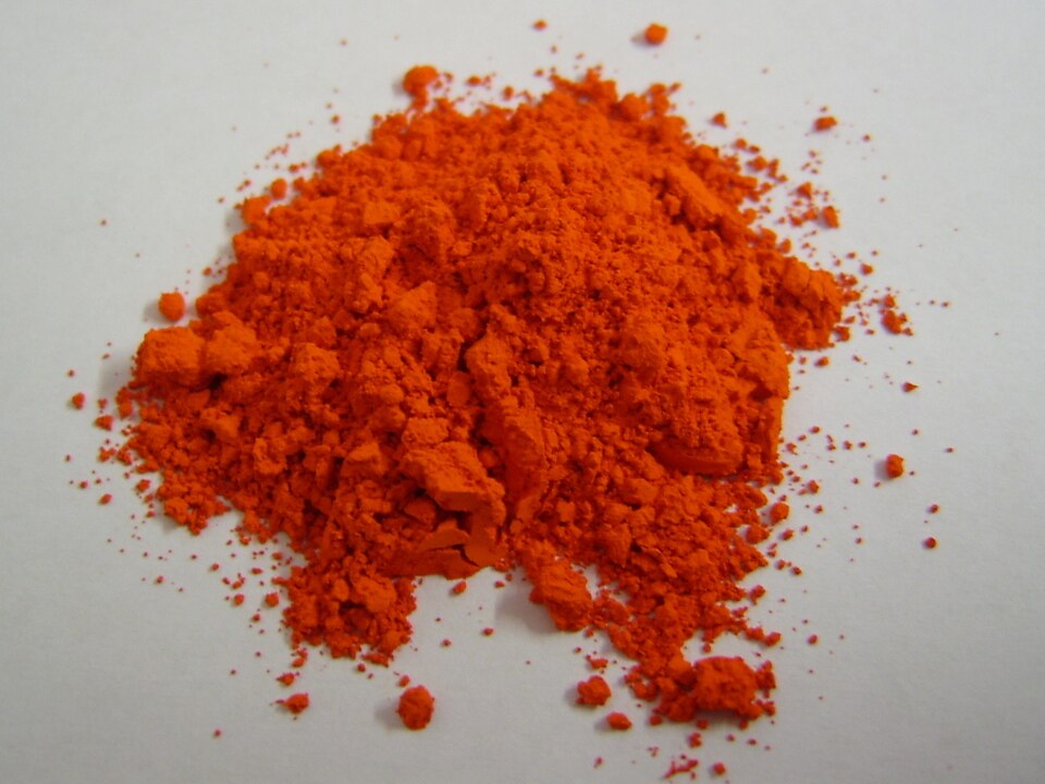 Le minium, également appelé minium, est utilisé depuis l'Antiquité grecque. Chimiquement, il s'agit du tétroxyde de plomb. Les Romains le préparaient par calcination d'un pigment blanc de plomb. Au Moyen Âge, il était couramment employé pour les titres et la décoration des manuscrits enluminés.