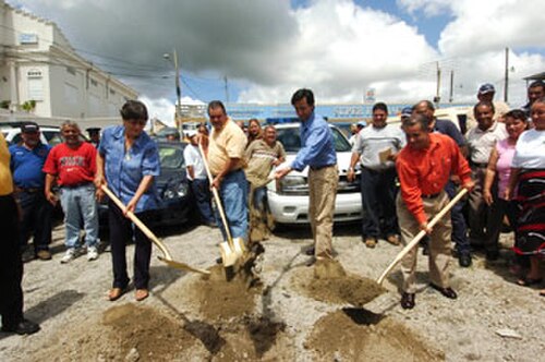Le commissaire résident Luis Fortuño participe aux côtés du maire de Yabucoa, Porto Rico, Angel García, à la cérémonie officielle de la nouvelle construction du centre urbain et de la place.