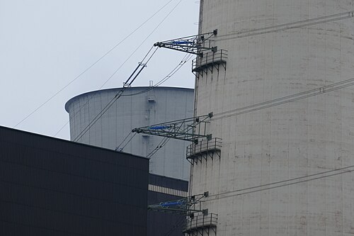 Conducteurs de lignes électriques fixés sur des traverses attachées à une cheminée de la centrale électrique de Scholven