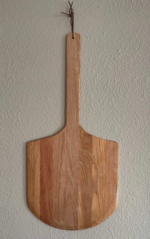 Cette pelle à pizza a été fabriquée à partir de planches de chêne récupérées lors de la démolition d'une maison.