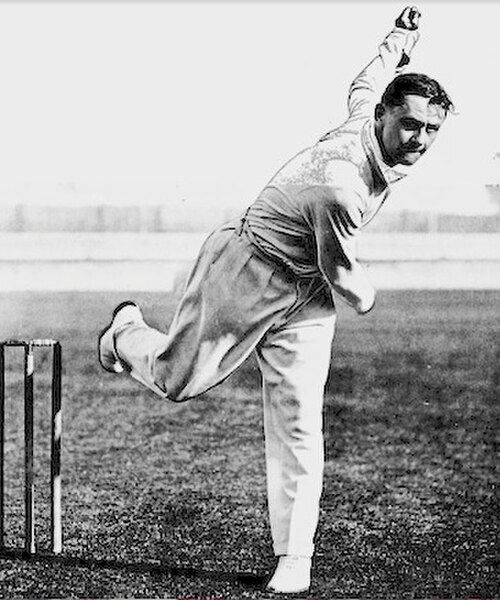 Un joueur de cricket photographié juste après avoir lancé la balle