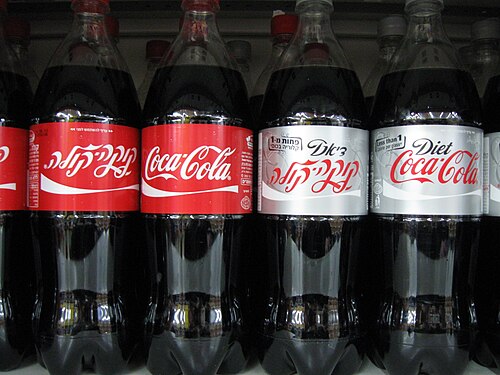 Bouteilles de Coca-Cola avec des étiquettes imprimées en anglais et en hébreu