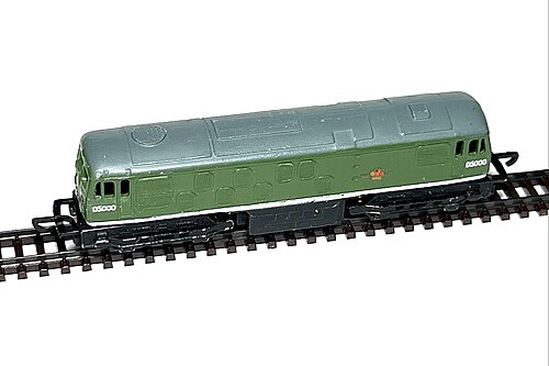 Treble-O-Lectric Derby Sulzer D5000 British Rail Class 24 sur voie Arnold à l'échelle N. Vue extérieure.