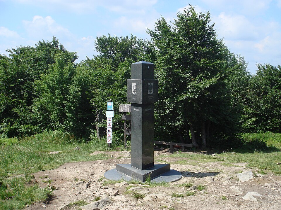 Borne frontière au tripoint de la Pologne (à droite sur la photo), de la Slovaquie et de l'Ukraine (à gauche).