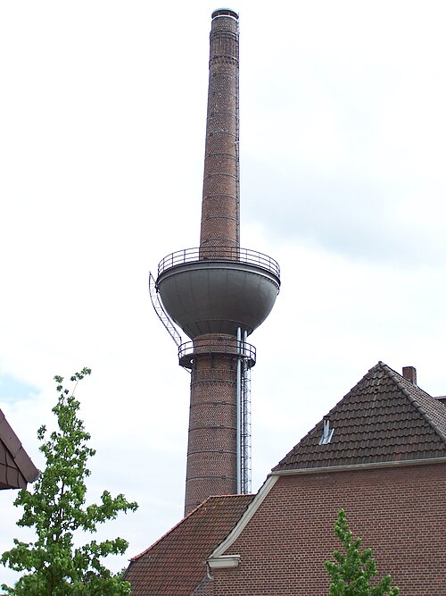 Une cheminée avec réservoir d'eau à Lengerich, en Allemagne. La plupart des cheminées avec réservoir d'eau se ressemblent