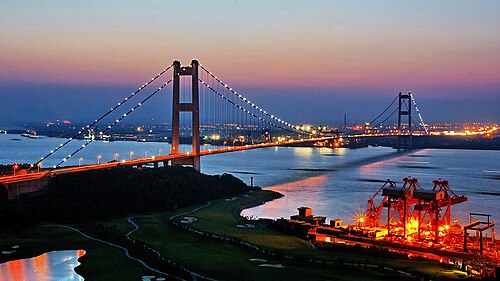 L'autoroute traverse le fleuve Yangtze sur le pont suspendu de Jiangyin